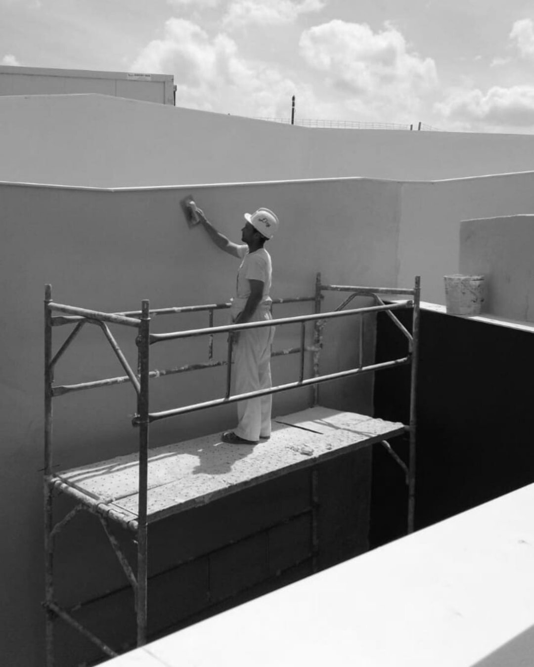 hombre enfoscando la pared.